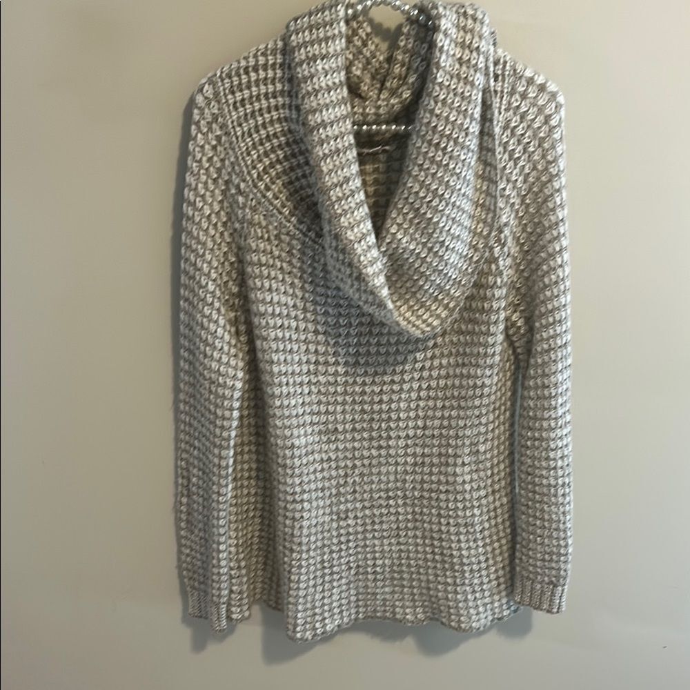 BB Dakota Women’s Cowl Neck Waffle Knit Grey Sweater. Size Medium